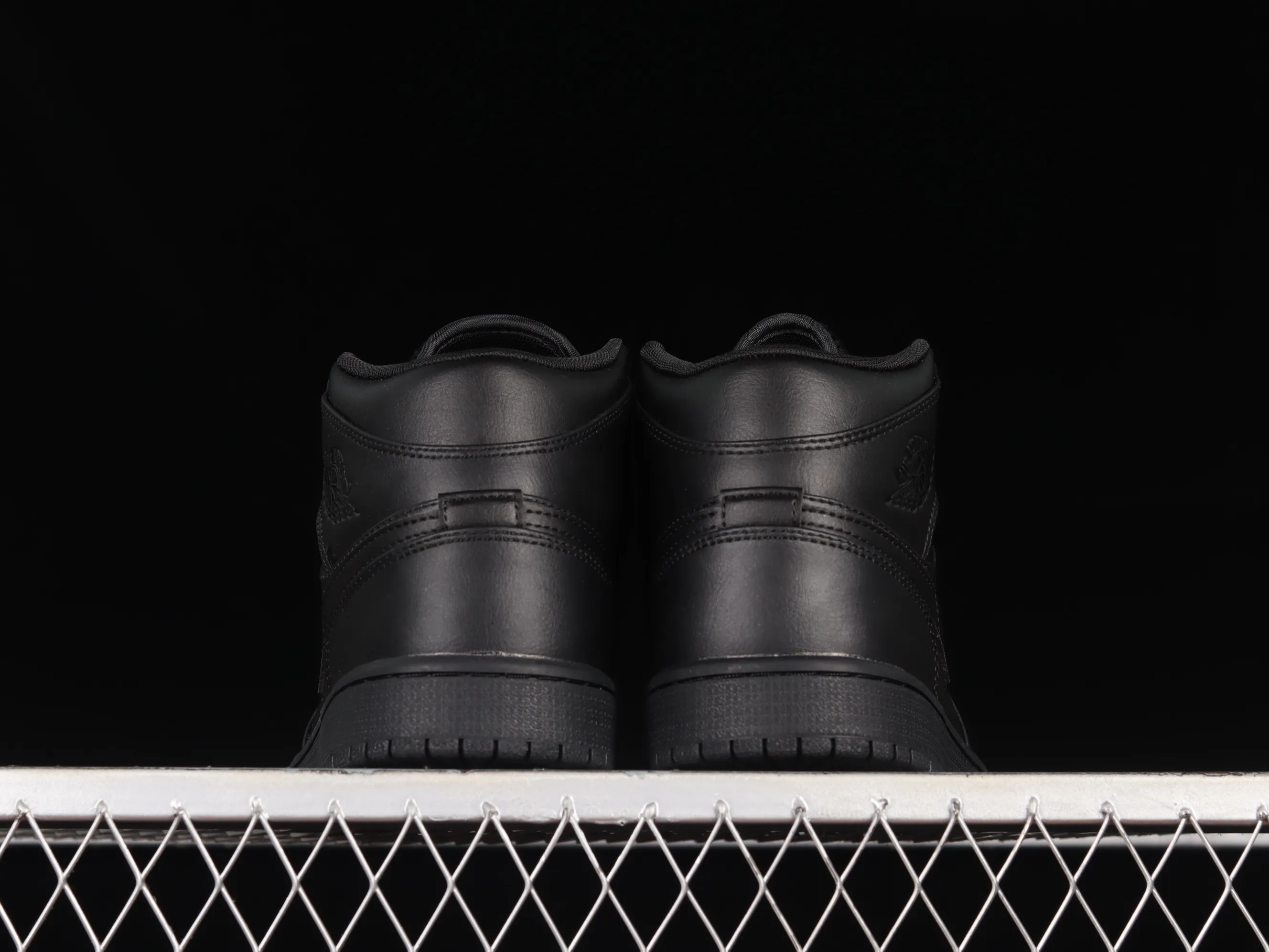 All categories Air Jordan Jordan series basketball shoes Air Jordan 1 Mid Air Jordan 1 Mid AJ1 Joe 1 all black Zhongbang basketball shoes 554724-093